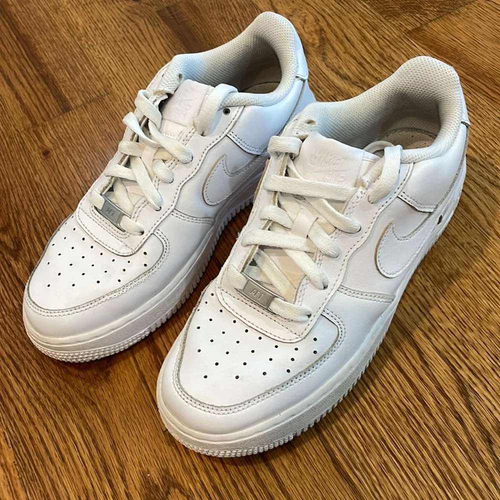 Nike Air Force 1 LE Sneakers/Tennis Shoes. Size 6Y. Excellent Condition.
